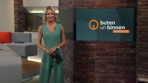 Zu sehen ist die Moderatorin Janna Betten im Sportblitzstudio.