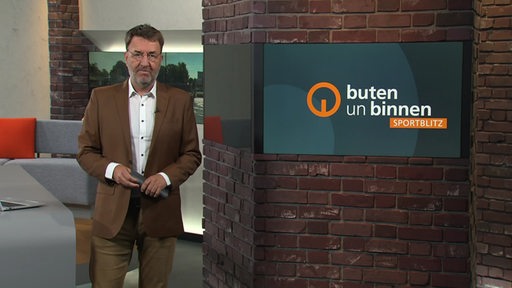 Der Sportblitz Moderator Jan-Dirk Bruns im Studio von buten un binnen