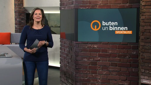 Die Sportblitz Moderatorin Pascale Ciesla im Studio von buten un binnen.