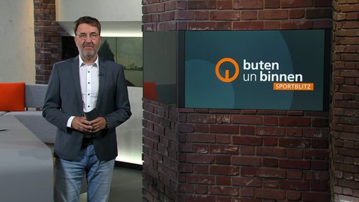 Der Moderator Jan-Dirk Bruns im Studio von buten un binnen.