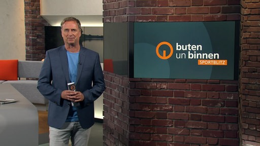 Der Moderator Stephan Schiffner im Studio von buten un binnen.