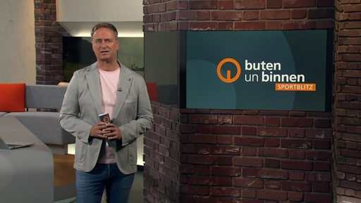 Der Moderator Stephan Schiffner im Studio von buten un binnen.