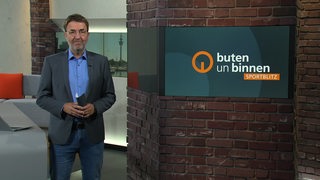 Der Sportblitzmoderator Jan-Dirk Bruns im Studio von buten un binnen