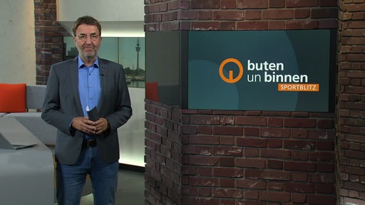 Der Sportblitzmoderator Jan-Dirk Bruns im Studio von buten un binnen