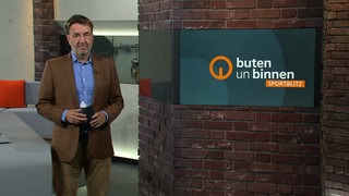 Sportblitz Moderator Jan Dirk Bruns im Studio von buten un binnen. 