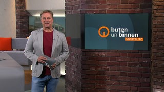 Der Sportblitzmoderator Stephan Schiffner im Studio von buten un binnen