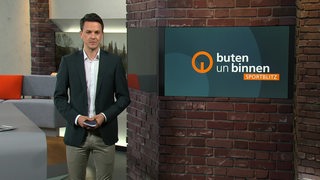 Moderator Yannick Lowin im Sportblitz Studio von buten un binnen.