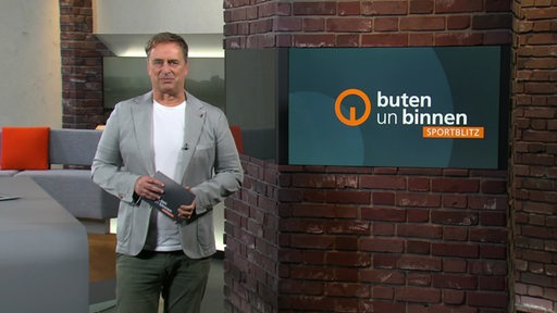 Moderator Stephan Schiffner im Sportblitz-Studio von buten un binnen