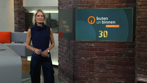 Sportblitz Moderatorin Janna Betten im Studio von buten un binnen.