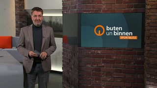 Moderator Jan-Dirk Bruns im Sportblitz Studio von buten un binnen