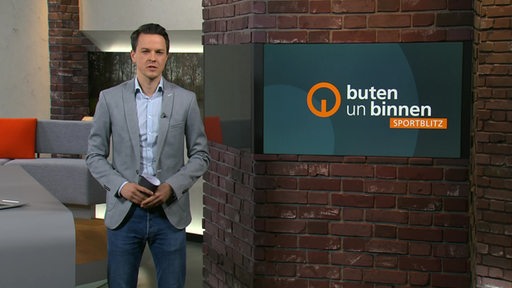 Sportblitz Moderator Yannick Lowin im Studio von buten un binnen.