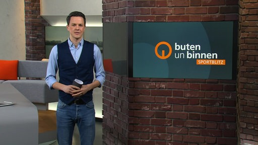 Sportblitz-Moderator Yannick Lowin im Studio von buten un binnen