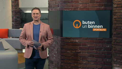 Sportblitz Moderator Stephan Schiffner im Studio von buten un binnen.