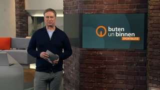 Moderator Stephan Schiffner im Studio von buten un binnen