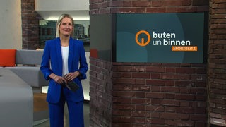 Sportblitzmoderatorin Janna Betten im Studio von buten un binnen.