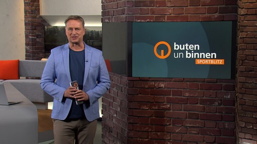 Sportblitzmoderator Stephan Schiffner im Studio von buten un binnen.