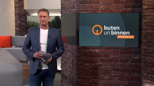 Der Sportblitzmoderator Stephan Schiffner im Studio von buten un binnen.