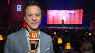 Zu sehen ist der Moderator Yannick Lowin im Gebäude der Sportgala.