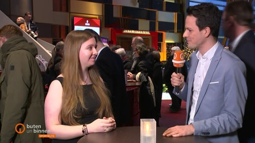 Zu sehen ist die Schachspielerin Lara Schulze in einem Interview mit dem Moderator Yannick Lowin.