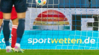 Sportwettanbiterwerbung auf einer Bande während eines Bundesligaspiels (Archivbild)