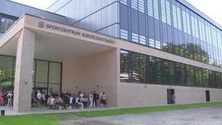 Das Sportzentrum in der Ronzelenstraße wird mit einer Feier eingeweiht.