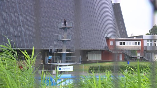 Es ist der Sprungturm im Bremer Stadtionbad sowie das Schwimmbecken zu sehen.