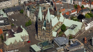 Bremen mit St. Petri-Dom aus der Luft gesehen (Archivbild)