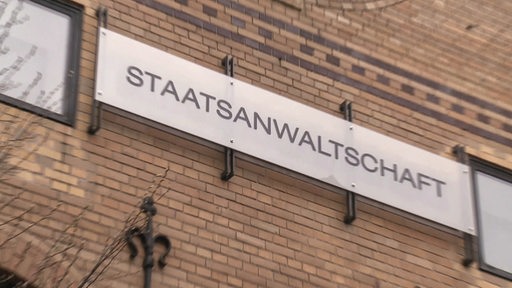 Zu sehen ist ein Schild mit der Bezeichnung Staatsanwaltschaft. 