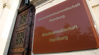 Schild auf dem "Staatsanwaltschaft Hamburg" steht