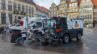 Mehre E-Fahrzeuge der Stadtreinigung stehen auf dem Marktplatz