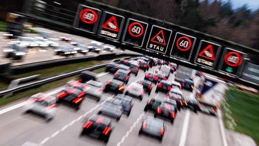 PKW und LKW stauen sich auf der Autobahn