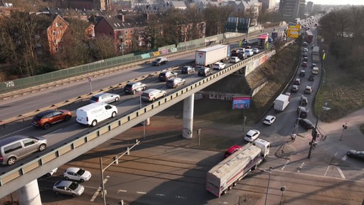 Stau auf und unter der Hochstrasse in Bremen.