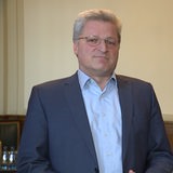 Stefan Offenhäuser von der Handelskammer Bremen ist im Porträt zu sehen.