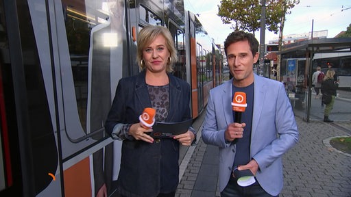 Kirsten Rademacher und Janos Kereszti vor der Straßenbahn