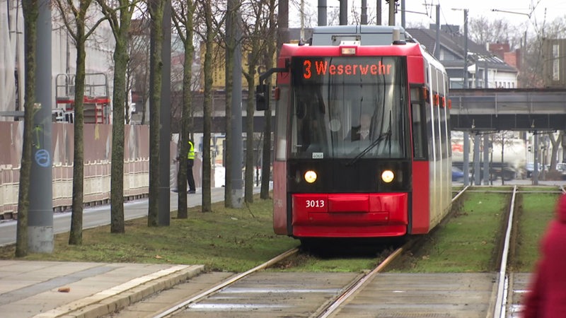 Eine Straßenbahn der BSAG auf der Linie 3 Richtung Weserwehr.