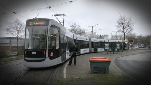 Die Straßenbahn der BSAG an einer Haltestelle.