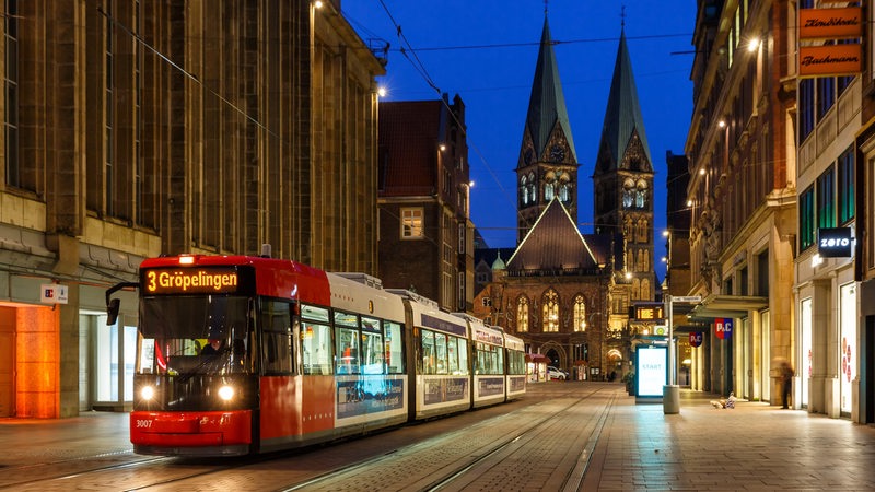 Eine Staßenbahn fährt durch die Bremer Obernstraße.