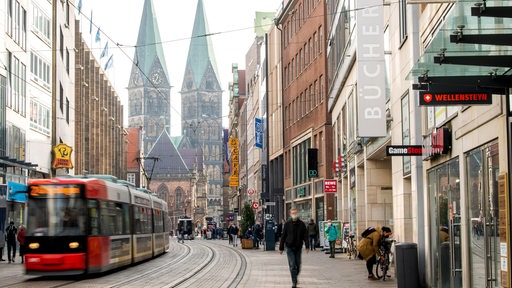 Eine Straßenbahn fährt durch die Bremer Innenstadt.