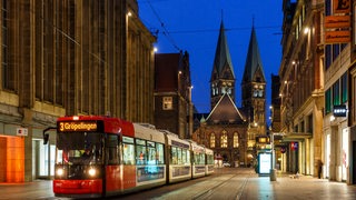 Eine Straßenbahn fährt durch die Obernstraße in der Bremer Innenstadt.