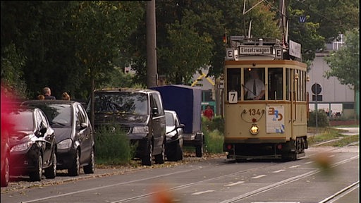 Eine historische Straßenbahn fährt durch Findorff