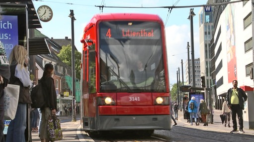 Eine Straßenbahn der Linie 4 fährt in den Haltestellenbereich an der Domsheide ein.