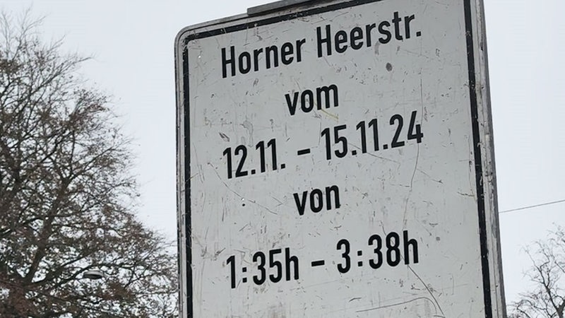 Ein Baustellenschild gibt eine Straßensperrung minutengenau an.