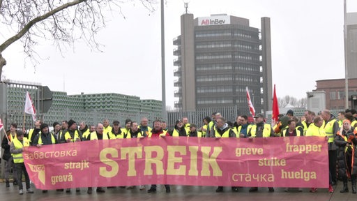 Streikende der Firma Becks für mehr Lohn. 