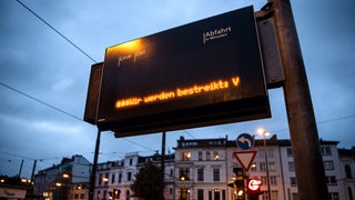 "Wir werden bestreikt" steht am frühen Morgen auf einer Fahrplananzeige in der Bremer Innenstadt (Archivbild)