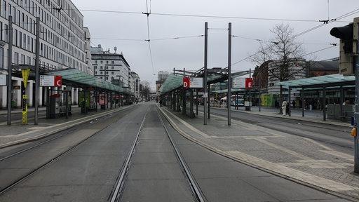 Die leeren Haltestellen vor dem Bremer Hauptbahnhof.