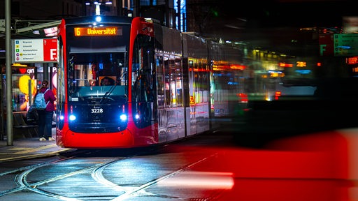 Eine Straßenbahn steht am Bremer Hauptbahnhof an der BSAG-Haltestelle.