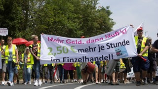 Menschen mit gelben Westen tragen ein Banner