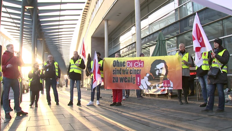 Das Sicherheitspersonal des Flughafens im Streik vor dem Gebäude in Bremen. 