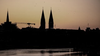 Die schwarze Skyline von Bremen ohne Lichter