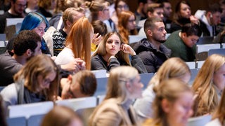 Erstsemester Studierende in einem Hörsaal